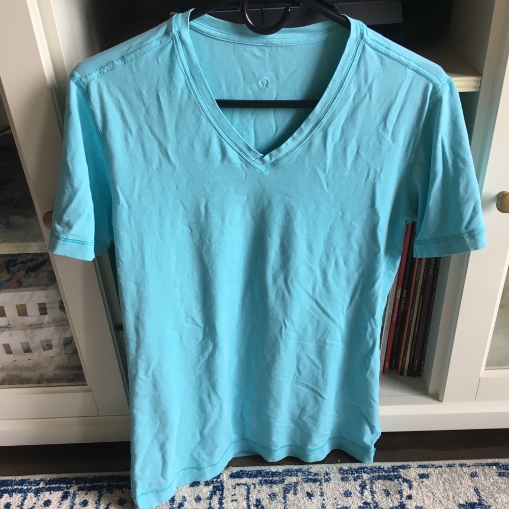 Men’s Lululemon ultra soft V neck shirt